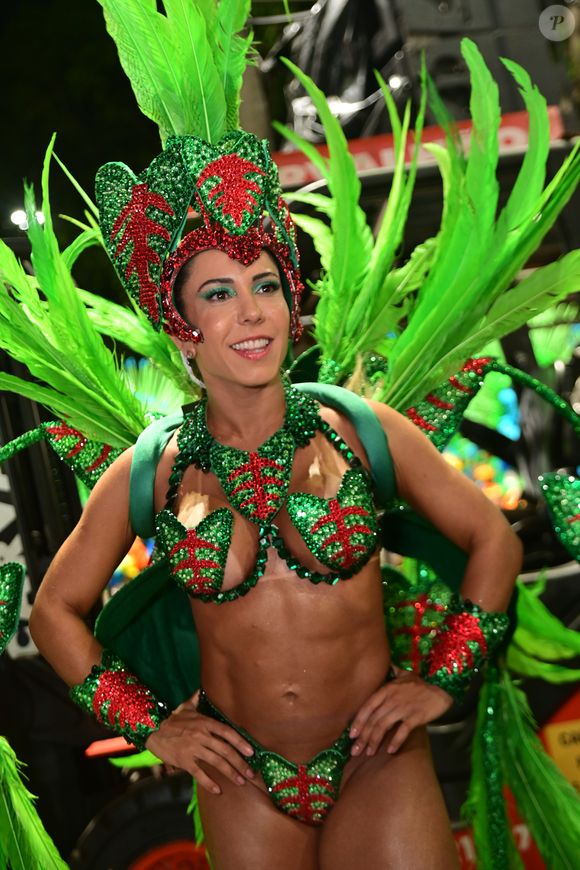 Renata Frisson, conhecida como Mulher Melão, desfilou como musa da Grande Rio na madrugada desta quarta-feira (05)