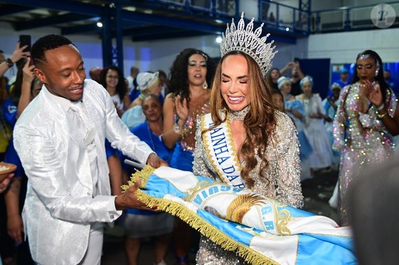 Carnaval: Renata Spallicci é rainha de bateria da Águia de Ouro desde 2025 - na foto, a empresária é coroada em agosto de 2024