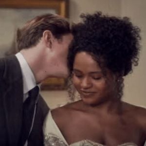 Qual é o final de Beatriz (Duda Santos) em 'Garota do Momento'? mocinha tem casamento marcado com Beto (Pedro Novaes), fica grávida e adota uma menina