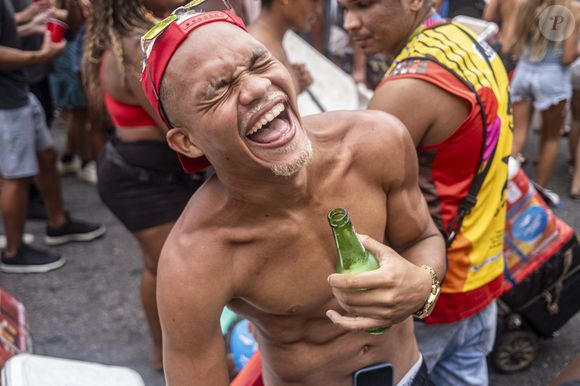 Entre as permissões e restrições, uma das maiores dúvidas dos foliões foi sobre a possibilidade de levar bebida alcoólica para o Sambódromo.