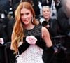 Marina Ruy Barbosa, reconhecida por seus emblemáticos cabelos ruivos, surpreendeu o público ao surgir loira pela primeira vez em sua carreira