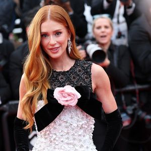 Marina Ruy Barbosa, reconhecida por seus emblemáticos cabelos ruivos, surpreendeu o público ao surgir loira pela primeira vez em sua carreira