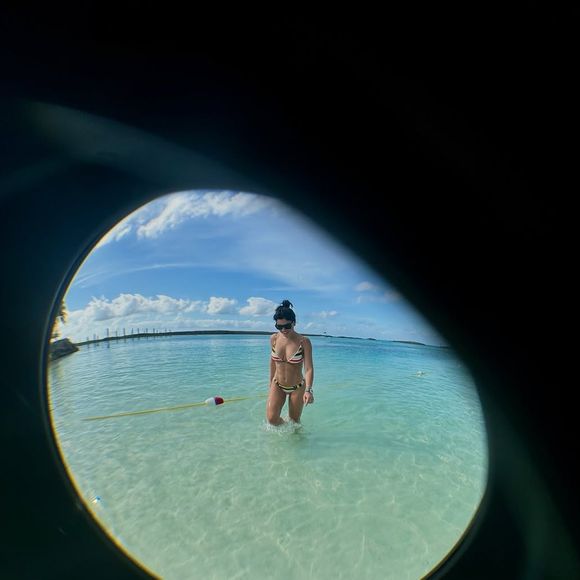 Vanessa Giácomo apareceu de biquíni em novas fotos publicadas no Instagram e valorizou seu corpo todo definido