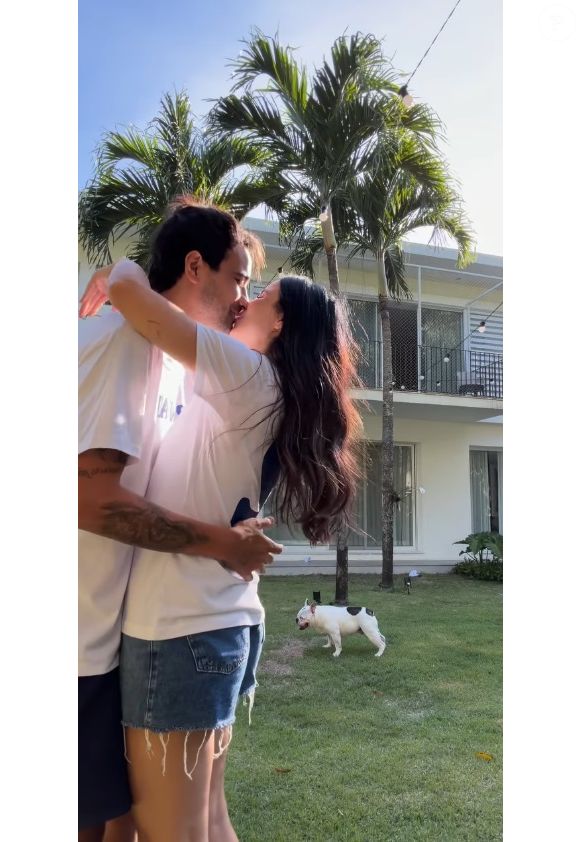 Sthefany Brito e o marido, Igor Raschkovscky, deram beijo para comemorar a 3ª gravidez do casal