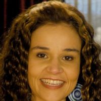 10 anos após transplante de célula-tronco, Claudia Rodrigues leva namorada a prêmio de humor em rara aparição e encontra Marcelo Adnet, Marco Nanini e mais famosos. Fotos!