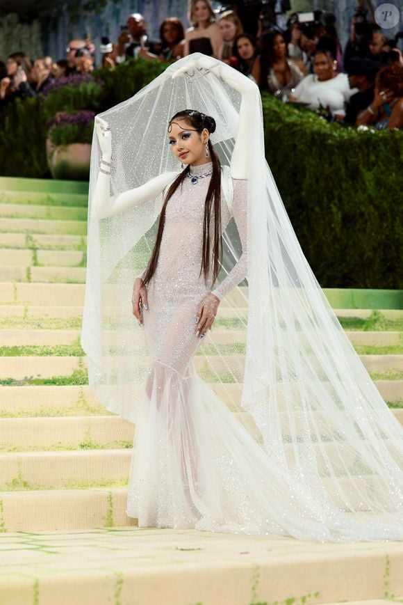 Lisa do Blackpink fez uma entrada impactante no Met Gala 2026 ao apostar em um look etéreo de Robert Wun. O vestido, de estética quase angelical, ganhou destaque pelas mangas esculturais criadas a partir de um escaneamento 3D dos próprios braços da artista e inspiradas nas poses da dança tradicional tailandesa