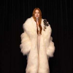 Marina Ruy Barbosa escolheu uma criação do estilista italiano Francesco Scognamiglio, inspirada no "fauno" mitológico de Pompeia