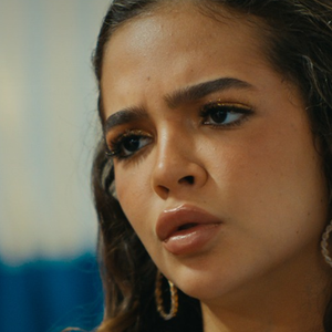 Mirna Guerra de cabelo semi preso em 'Os Donos do Jogo'