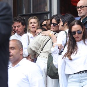 Emocionadas, Carolina Dieckmann e Sol de Maria se abraçam após despedida de Preta Gil em velório