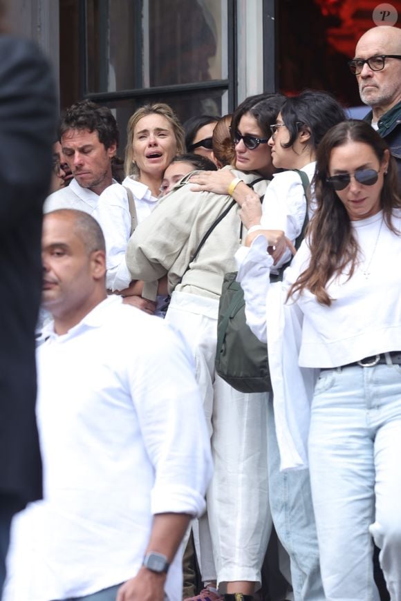 Emocionadas, Carolina Dieckmann e Sol de Maria se abraçam após despedida de Preta Gil em velório