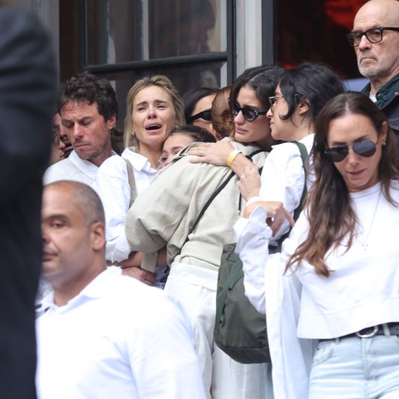 Emocionadas, Carolina Dieckmann e Sol de Maria se abraçam após despedida de Preta Gil em velório