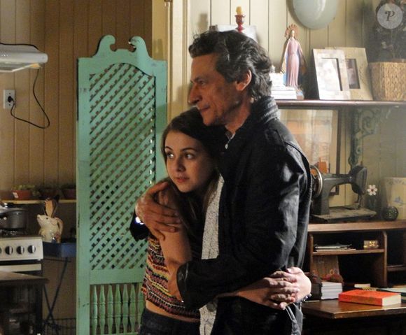 Rosa (Carolina Kasting) decide ajudar Bento (Luis Carlos Vasconcelos) a mudar de vida por causa de Alice (Klara Castanho), sua filha com ele