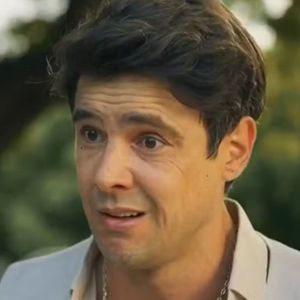 Sérgio Guizé volta como Candinho em 'Êta Mundo Melhor'. Ator se inspirou em sua avó materna. Ela falava exatamente como o Candinho. Era uma mulher analfabeta, criada na roça do Paraná."