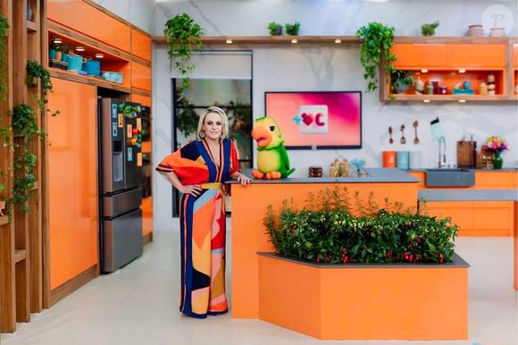 Fábio Carniatto manipula e faz a voz do Louro Mané, do 'Mais Você'