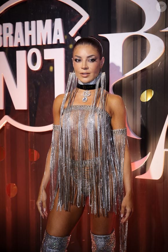 Apesar da beleza da peça, Gkay passou um sufoco quando a parte de trás estourou e ela quase ficou nua no camarote