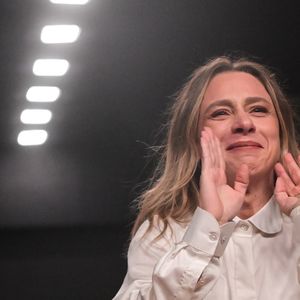 Lethicia Bronstein encerra o desfile com proposta que reforça seu DNA romântico e sofisticado, sob aplausos do público.