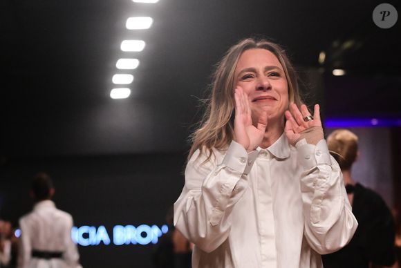 Lethicia Bronstein encerra o desfile com proposta que reforça seu DNA romântico e sofisticado, sob aplausos do público.