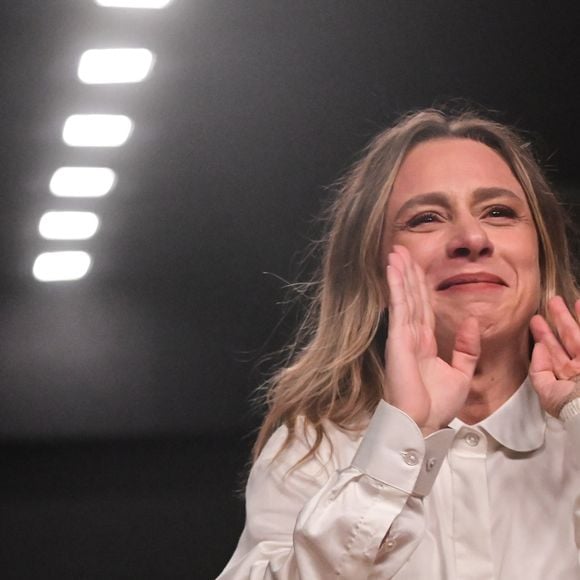 Lethicia Bronstein encerra o desfile com proposta que reforça seu DNA romântico e sofisticado, sob aplausos do público.