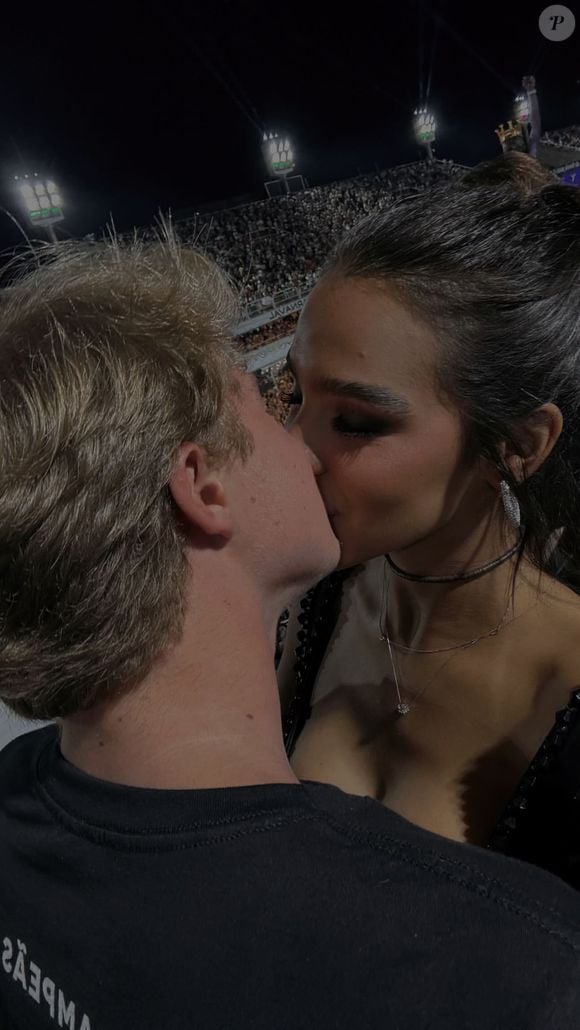 Filho de Luciano Huck e Angélica, Benício Huck deu beijo na namorada, Duda Guerra, no desfile das Campeãs do Carnaval 2025