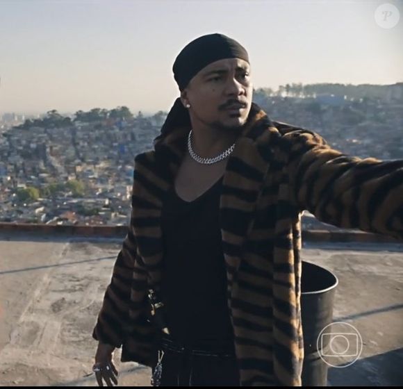 Xamã domina a primeira semana de Três Graças e transforma Bagdá em ícone fashion do horário nobre