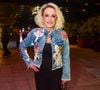 Aos 76 anos, Ana Maria Braga exibiu mais uma vez sua assinatura fashion vibrante e cheia de atitude. A apresentadora apostou em uma jaqueta jeans azul de corte clássico, transformada em peça de destaque graças aos bordados florais multicoloridos que percorrem ombros, mangas e parte frontal