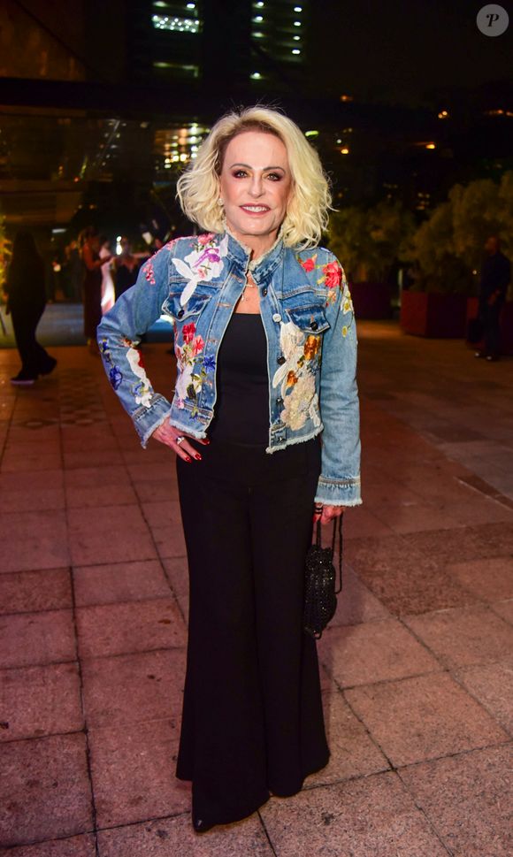 Aos 76 anos, Ana Maria Braga exibiu mais uma vez sua assinatura fashion vibrante e cheia de atitude. A apresentadora apostou em uma jaqueta jeans azul de corte clássico, transformada em peça de destaque graças aos bordados florais multicoloridos que percorrem ombros, mangas e parte frontal