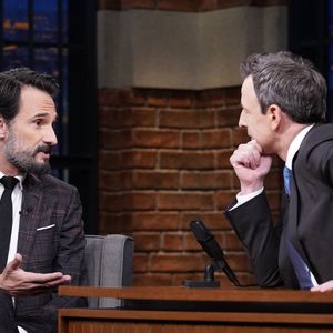 Rodrigo Santoro relembrou no programa 'Late Night With Seth Meyers' o sofrimento que enfrentou para viver Xerxes em '300'. O ator contou que escolheu a cera quente para retirar os pelos do corpo, mas acabou chorando de dor e precisando morder uma toalha durante o procedimento
