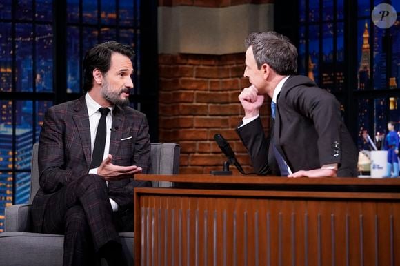 Rodrigo Santoro relembrou no programa 'Late Night With Seth Meyers' o sofrimento que enfrentou para viver Xerxes em '300'. O ator contou que escolheu a cera quente para retirar os pelos do corpo, mas acabou chorando de dor e precisando morder uma toalha durante o procedimento