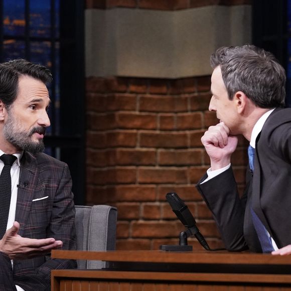 Rodrigo Santoro relembrou no programa 'Late Night With Seth Meyers' o sofrimento que enfrentou para viver Xerxes em '300'. O ator contou que escolheu a cera quente para retirar os pelos do corpo, mas acabou chorando de dor e precisando morder uma toalha durante o procedimento