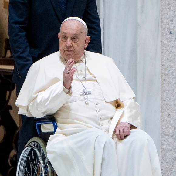 "O Santo Padre está apirético (sem febre) e não apresenta leucocitose. Seus parâmetros hemodinâmicos sempre se mantiveram estáveis", disse o Vaticano