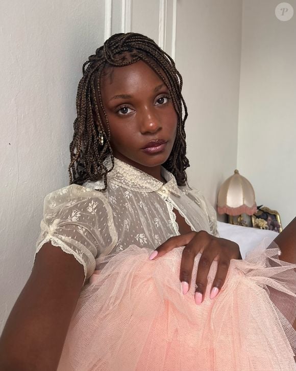 As sapatilhas de bailarina ganharam espaço nas tendências de moda desde a primavera-verão de 2025 e continuam entre as apostas para 2026. Com referências do Balletcore, os modelos combinam elementos delicados com diferentes peças, incluindo jeans, camisetas básicas e blazers