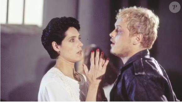 Diná (Christiane Torloni) consegue que espírito de Alexandre (Guilherme Fontes) encontre a paz na novela A Viagem