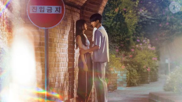 'Doona!' traz uma história de romance entre uma ex-idol de K-pop e um estudante com quem divide uma casa compartilhada