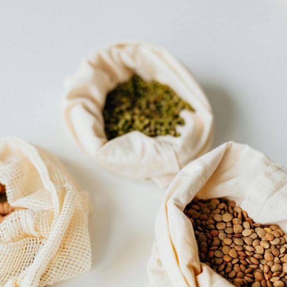 A lentilha é rica em proteínas e fibras e traz diversos benefícios para a saúde, o que a fez ganhar destaque entre as celebridades