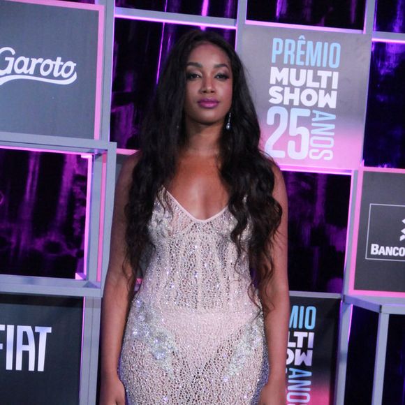 Iza apostou na transparência do vestido com brilho para o Prêmio Multishow 2018
