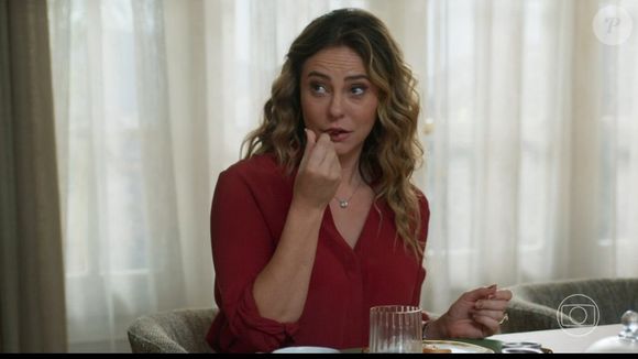 Heleninha (Paolla Oliveira) e Renato (João Vicente de Castro) ficam juntos.