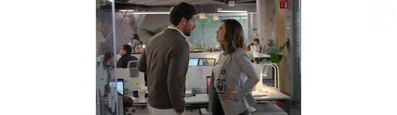 A comédia romântica da Netflix tem só oito episódios de 30 minutos, mistura amor, ambição e rivalidade no trabalho e já está entre as mais vistas do Brasil