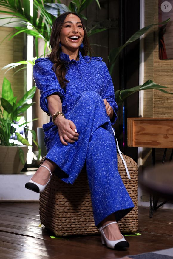Sabrina Sato surge em um look monocromático todo azul, com macacão, reforçando a força do casual chic, que foi um dos códigos mais marcantes da moda em 2025 e segue firme como promessa para 2026