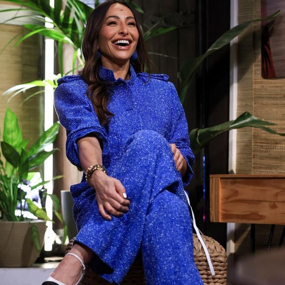 Sabrina Sato surge em um look monocromático todo azul, com macacão, reforçando a força do casual chic, que foi um dos códigos mais marcantes da moda em 2025 e segue firme como promessa para 2026