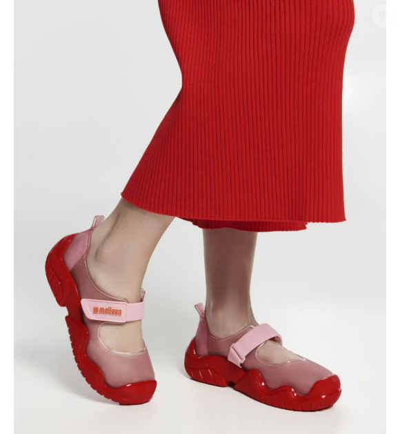 Enquanto a parceria não desembarca no país, Melissa Sprint Ballerina surge como alternativa nacional por R$ 149,90, unindo estética retrô e toque futurista