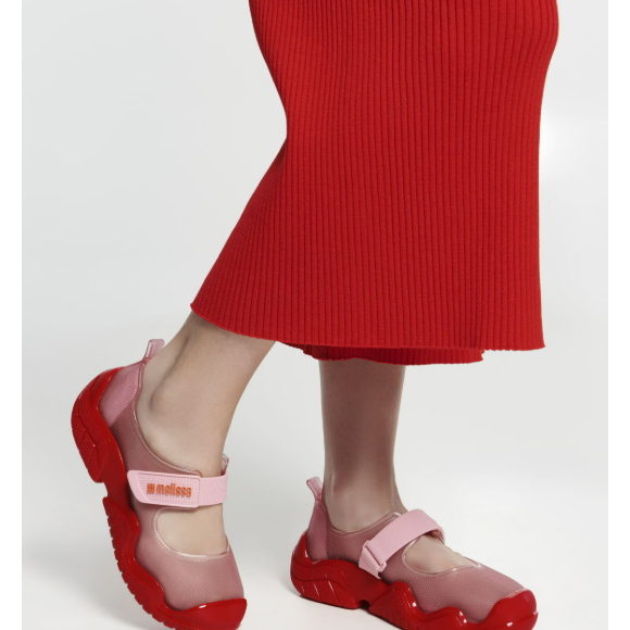 Enquanto a parceria não desembarca no país, Melissa Sprint Ballerina surge como alternativa nacional por R$ 149,90, unindo estética retrô e toque futurista
