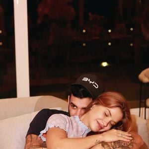 Andressa Suita, mulher de Gusttavo Lima, negou os rumores de que estaria grávida do terceiro filho