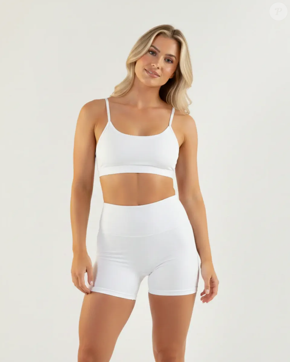 O conjunto branco disponível no Mercado Livre por R$ 54,90 é uma opção para quem gosta de levar a estética esportiva para além da academia, combinando com o New Balance ABZORB 2000 em uma produção confortável