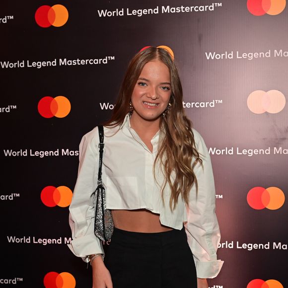 Rafaella Justus completou a produção com uma bolsa pequena prateada de alça fina