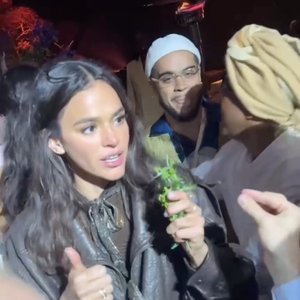 Bruna Marquezine ficou apenas com um ramo e brincou com o assunto, mas a web não perdoou