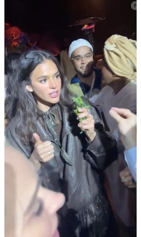 Bruna Marquezine ficou apenas com um ramo e brincou com o assunto, mas a web não perdoou