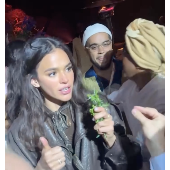 Bruna Marquezine ficou apenas com um ramo e brincou com o assunto, mas a web não perdoou
