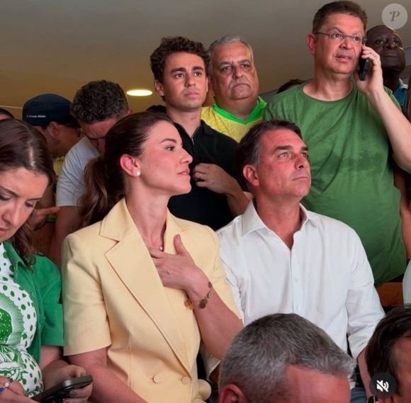 Flávio Bolsonaro estava acompanhado pela esposa, Fernanda, além de apoiadores como Nikolas Ferreira (de preto na foto)