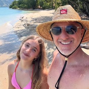 Fotos de Luciano Huck: apresentador compartilhou registros ao lado da filha caçula, Eva, e altura da menina impressionou em viagem.