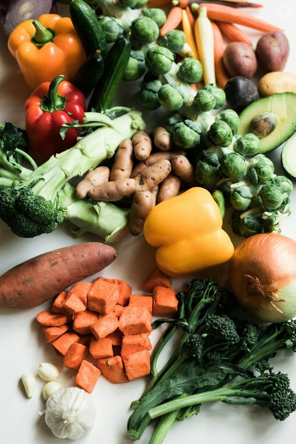 O amigo da batata proporciona um leve efeito clareador que pode iluminar a área sob os olhos. O frescor das fatias acalma a vermelhidão e a aparência cansada, tornando-se um passo ideal após um dia cansativo no escritório